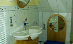 GYEREKFÜRDŐ A TETŐTÉRBEN IKREKNEK