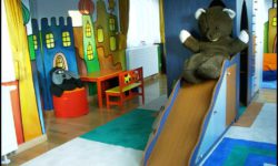 TETŐTÉRI GYEREKSZOBA CSÚSZDÁVAL